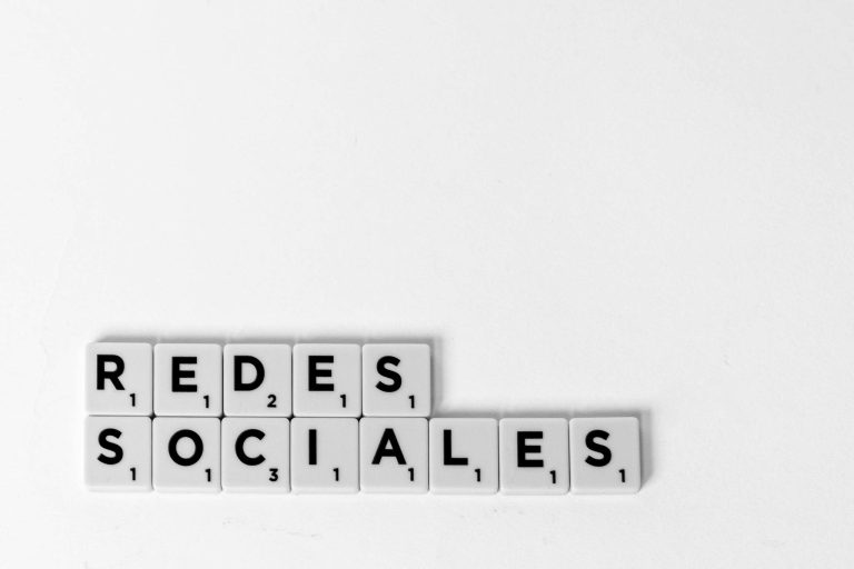 Maximizing Your Blog’s Reach: SEO Tips for Bloggers 2 Scrabble tiles spelling 'Redes Sociales' illustrating a social media concept on a white background.
